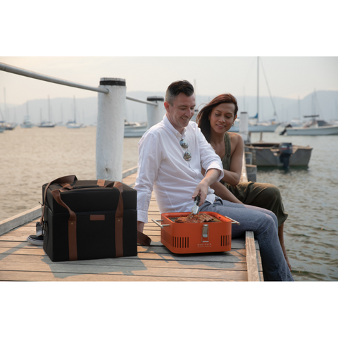 Houtskoolbarbecue Cube van Everdure by Heston Blumenthal. Handig voor in het park, op het strand of in de camper of caravan. Everdure Store is de officiële Everdure by Heston Blumenthal store van Nederland