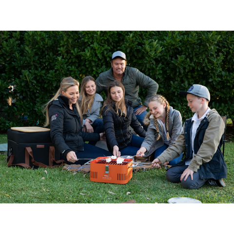 Houtskoolbarbecue Cube van Everdure by Heston Blumenthal. Handig voor in het park, op het strand of in de camper of caravan. Everdure Store is de officiële Everdure by Heston Blumenthal store van Nederland