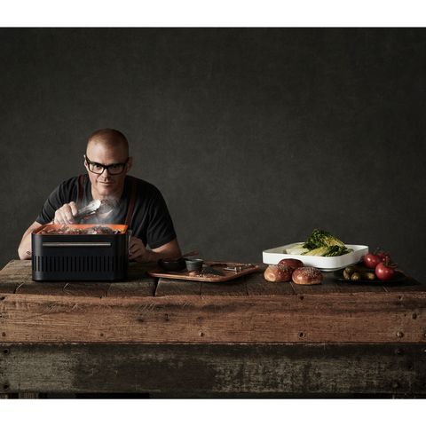 Houtskoolbarbecue Cube van Everdure by Heston Blumenthal. Handig voor in het park, op het strand of in de camper of caravan. Everdure Store is de officiële Everdure by Heston Blumenthal store van Nederland