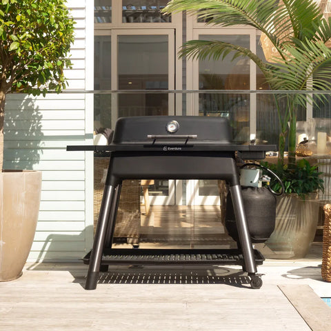 Everdure Furnace Gen III Black Incl. Premium Toolkit Gas BBQ 30-37m Bar buiten