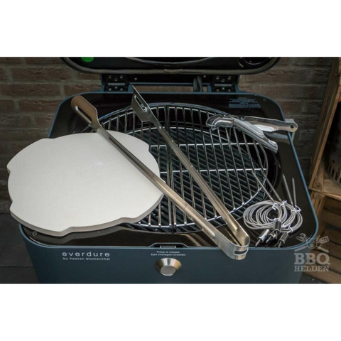Everdure 4K Mat Zwart kamado met grillrooster, pizzasteen, tang, en temperatuurprobes.