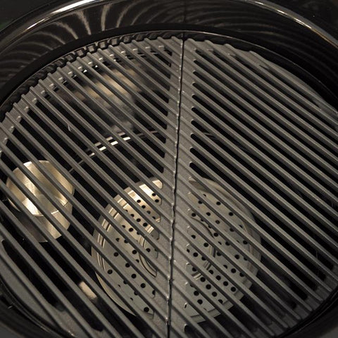 Bovenaanzicht van de Everdure 4K kamado grill met twee donkere, ronde grillroosters en geperforeerde schalen.