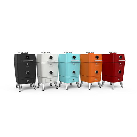 Vijf Everdure 4K kamado grills in zwart, wit, blauw, oranje en rood, met touchscreen en lades.